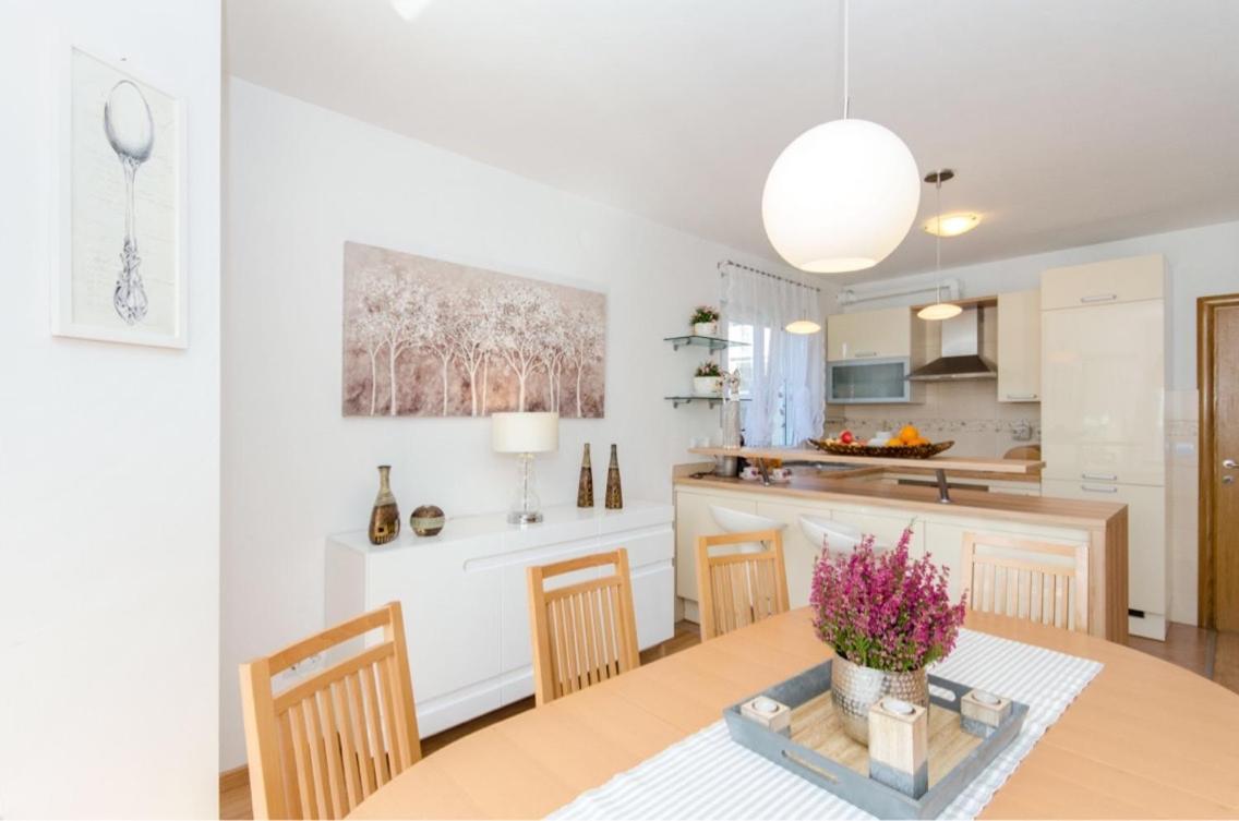 Dalmatian Village Charm - Spacious Villa With Pool Near Trogir Primorski Dolac ภายนอก รูปภาพ