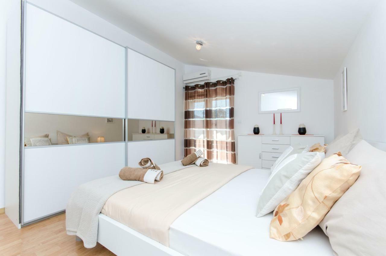 Dalmatian Village Charm - Spacious Villa With Pool Near Trogir Primorski Dolac ภายนอก รูปภาพ